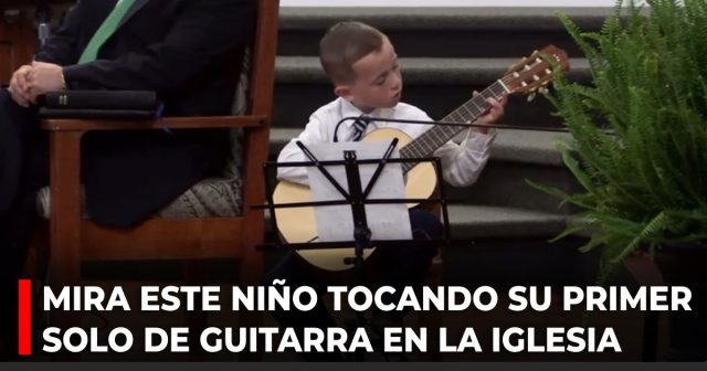 Mira este niño tocando su primer solo de guitarra en la iglesia