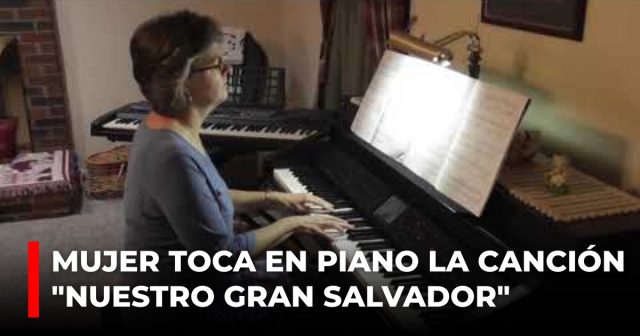 Mujer toca en piano la canción Nuestro gran Salvador