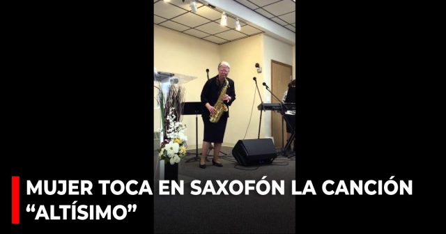 Mujer toca en saxofón la canción “Altísimo”