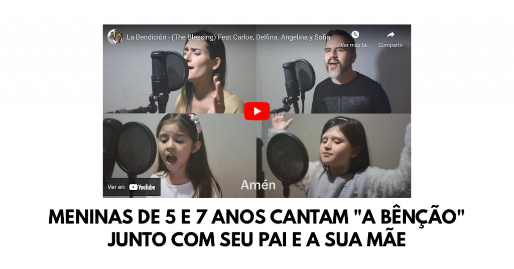 Meninas de 5 e 7 anos cantam a bênção junto com seu pai e a sua mãe