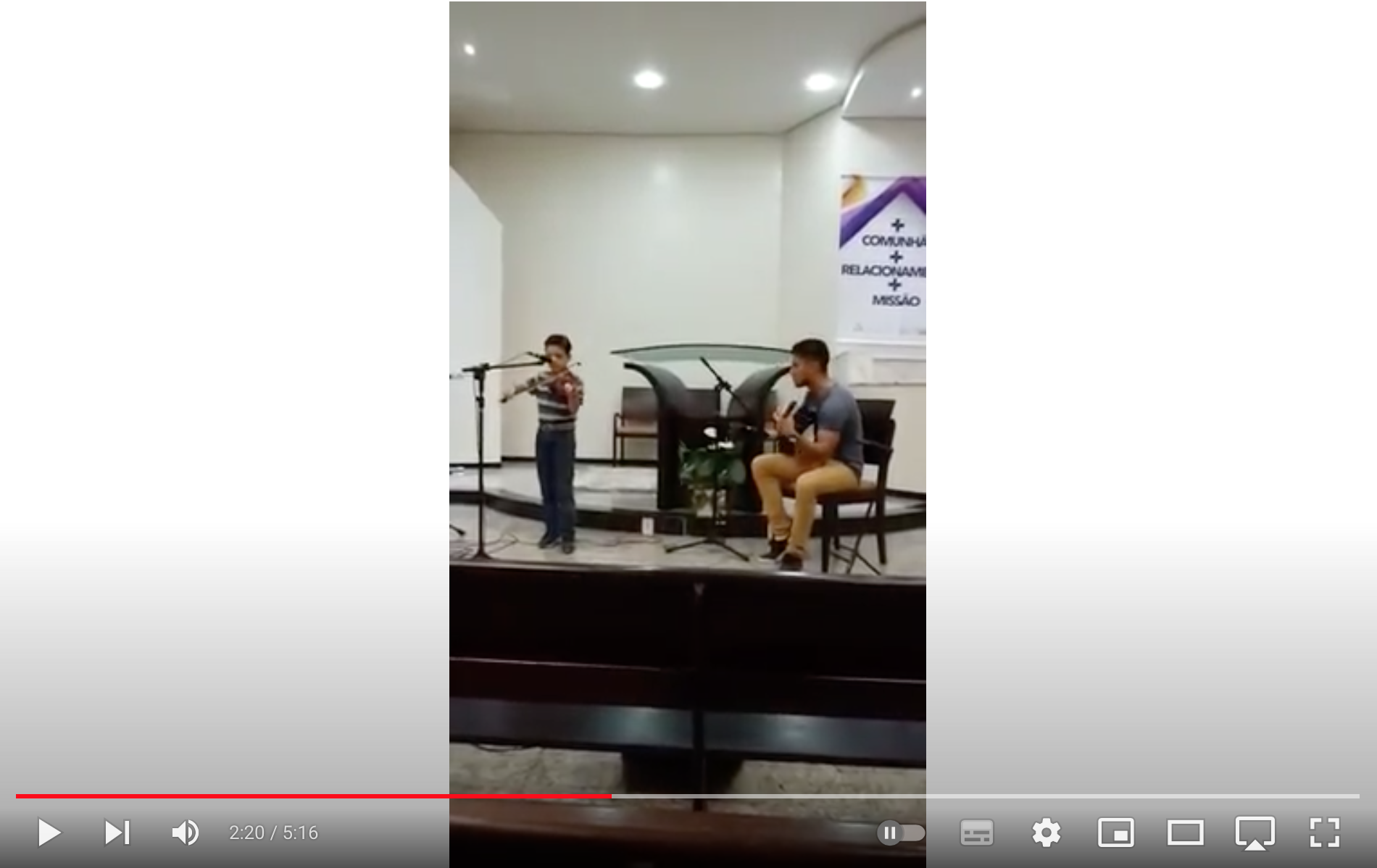 Menino toca dez mil razões no violino