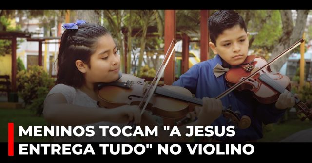 Meninos tocam A Jesus entrega tudo no violino