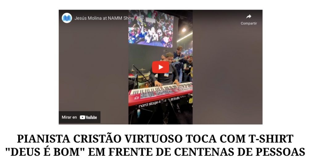 Pianista cristão virtuoso toca com T-shirt Deus é bom em frente de centenas de pessoas