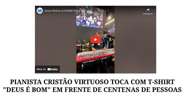 Pianista cristão virtuoso toca com T-shirt Deus é bom em frente de centenas de pessoas