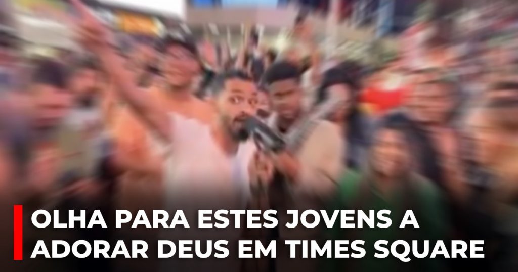 Olha para estes jovens a adorar Deus em Times Square