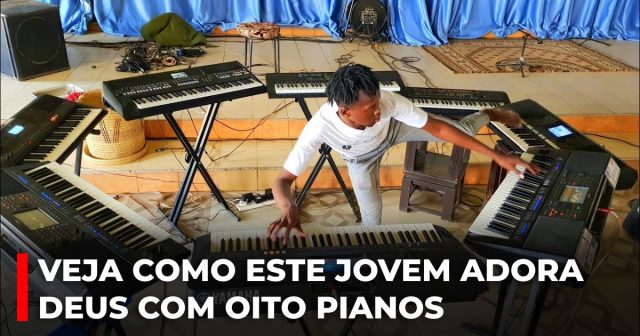 Veja como este jovem adora Deus com oito pianos