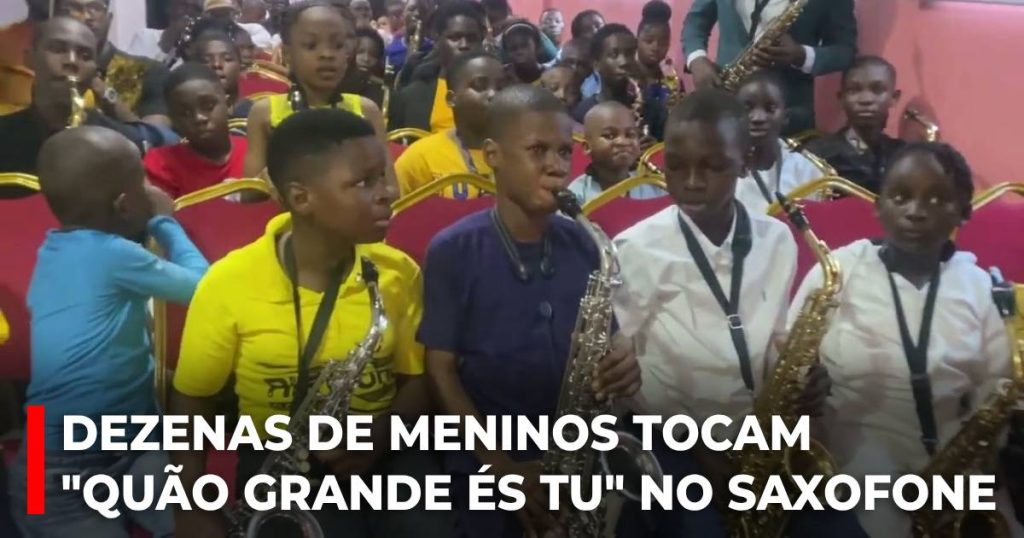Dezenas de meninos tocam _Quão grande és Tu_ no saxofone