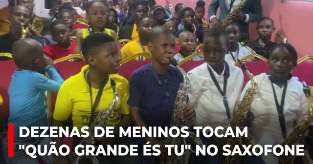 Dezenas de meninos tocam _Quão grande és Tu_ no saxofone