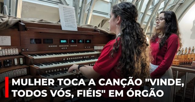 Mulher toca a canção Vinde, todos vós, fiéis em órgão