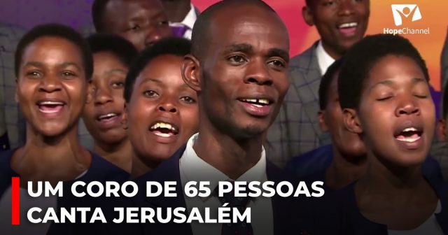 Um coro de 65 pessoas canta Jerusalém