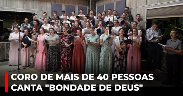 Coro de mais de 40 pessoas canta bondade de Deus