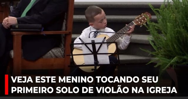 Veja este menino tocando seu primeiro solo de violão na igreja