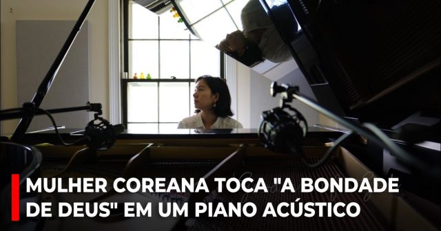 Mulher coreana toca A bondade de Deus em um piano acústico
