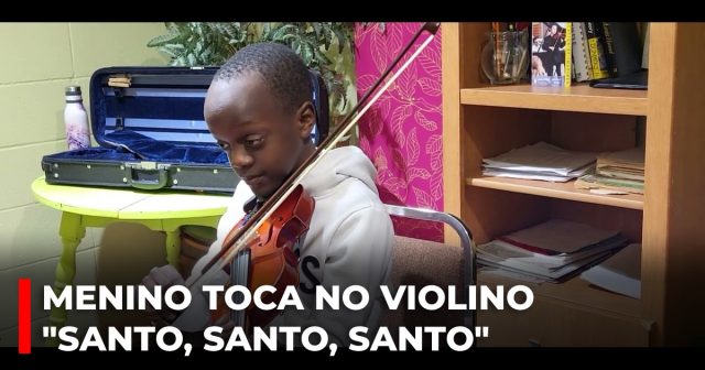 Menino toca no violino Santo, Santo, Santo
